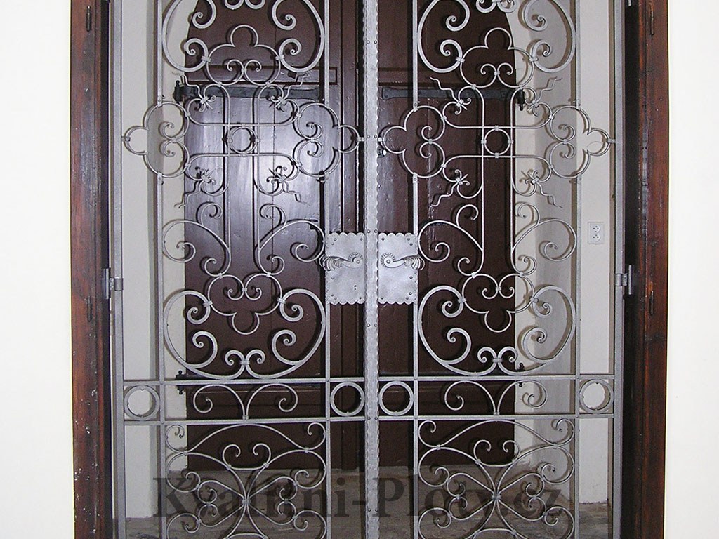 Kovaná mříž do okna s ornamenty