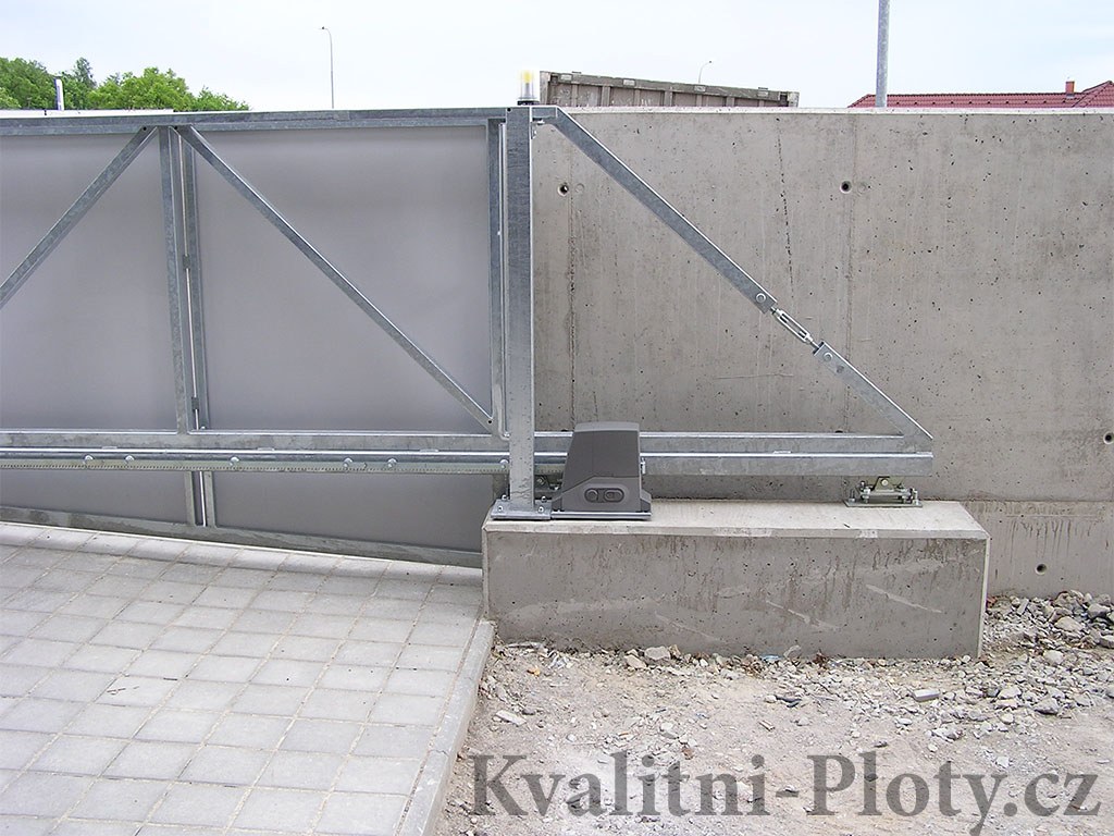 Posuvná brána osazená na betonovém základu